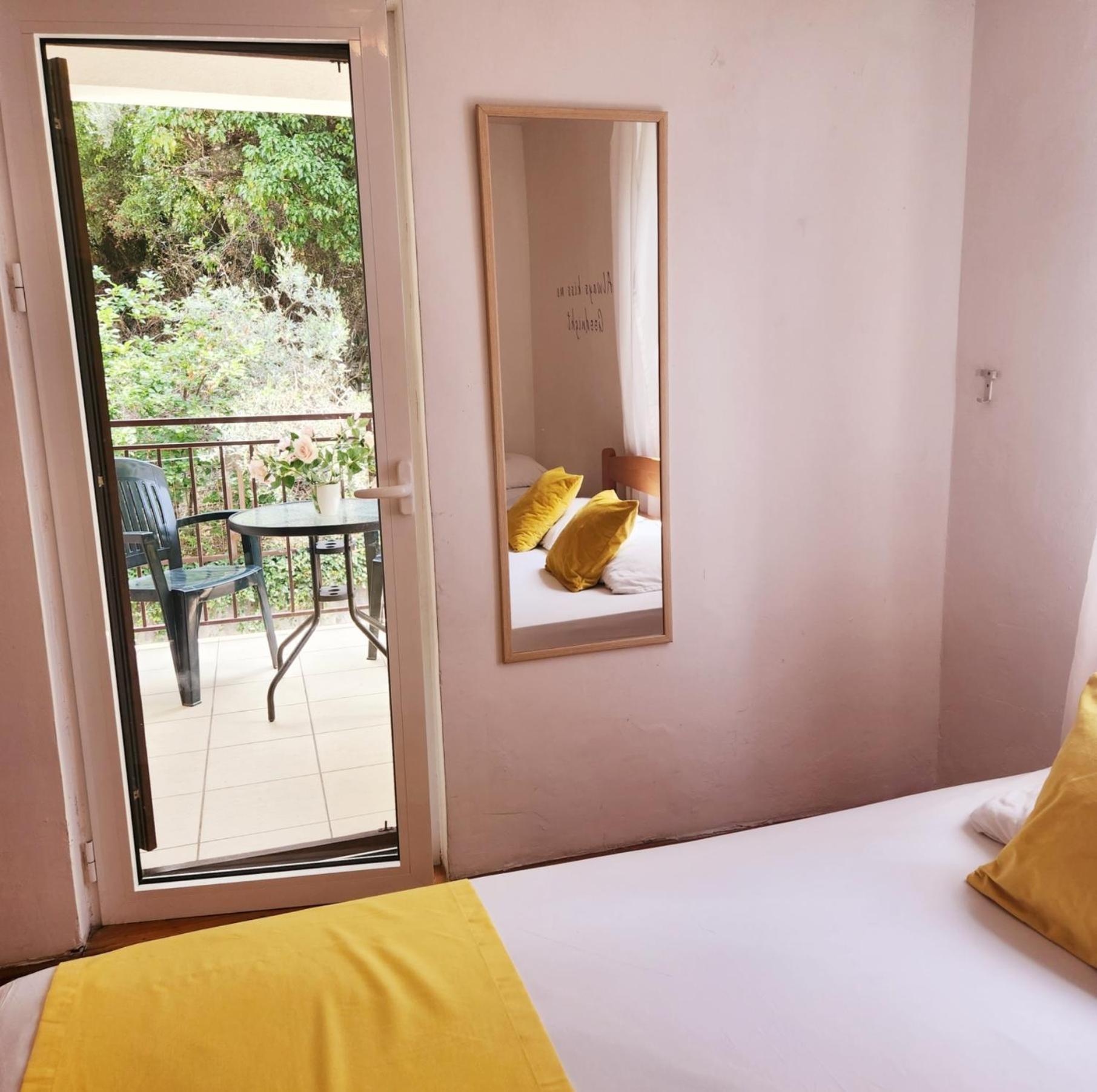 Bela Kuca Studio Apartments-Na Korak Do Mora-A Step To The Sea Rafailovići Eksteriør billede