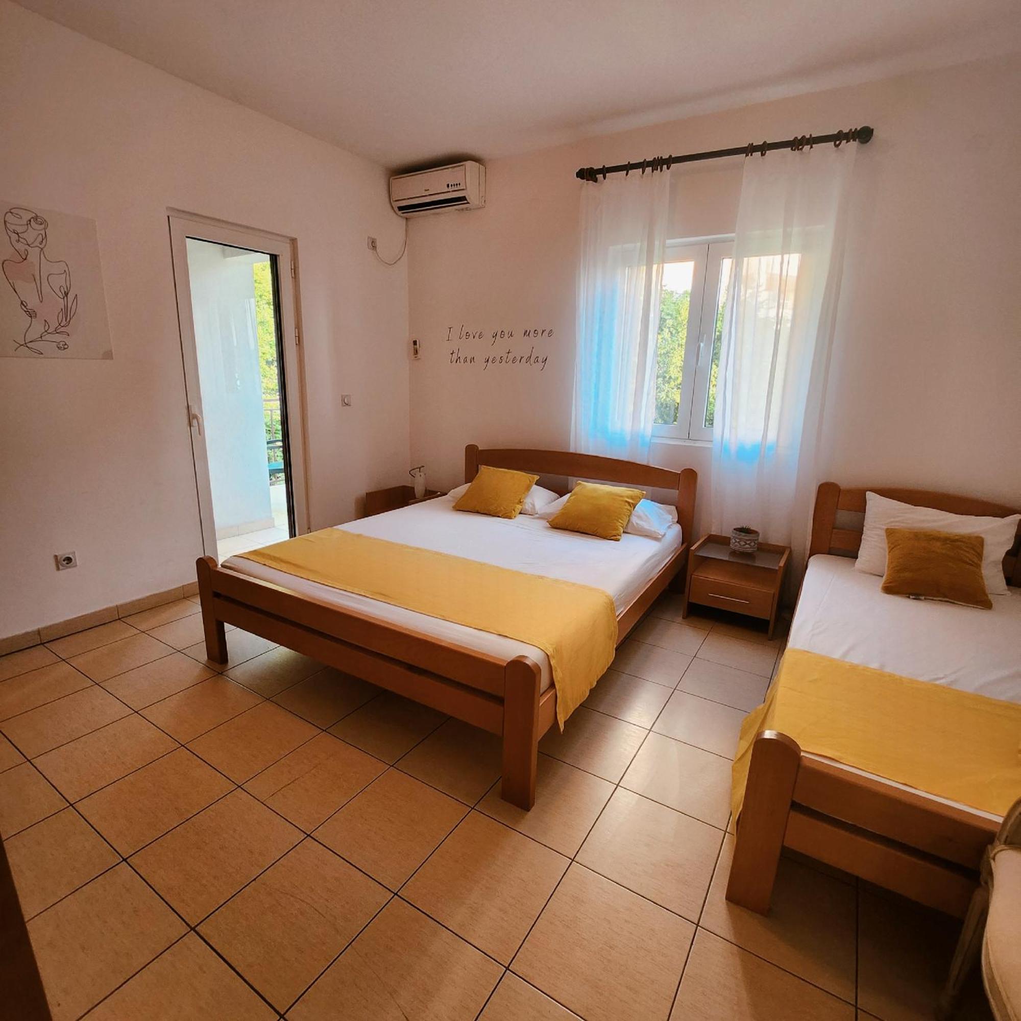 Bela Kuca Studio Apartments-Na Korak Do Mora-A Step To The Sea Rafailovići Eksteriør billede
