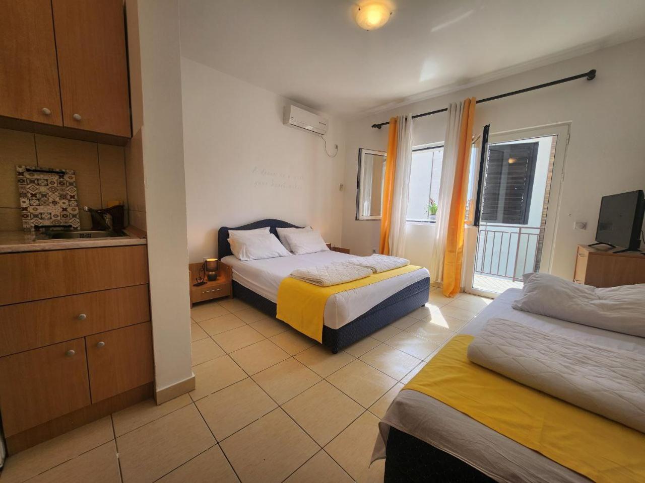 Bela Kuca Studio Apartments-Na Korak Do Mora-A Step To The Sea Rafailovići Eksteriør billede
